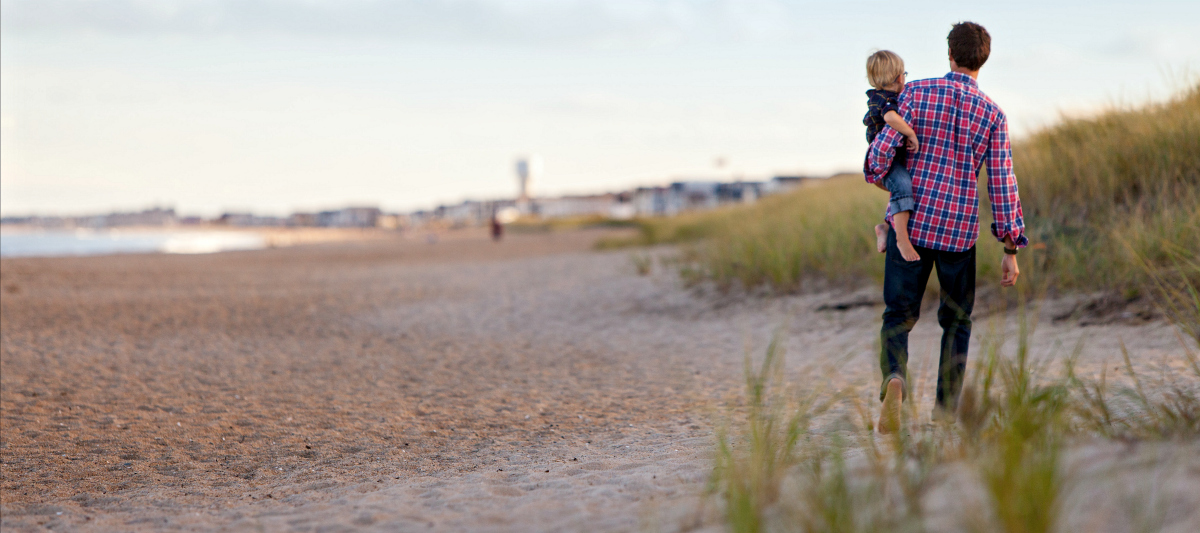 Vater und Sohn am Strand